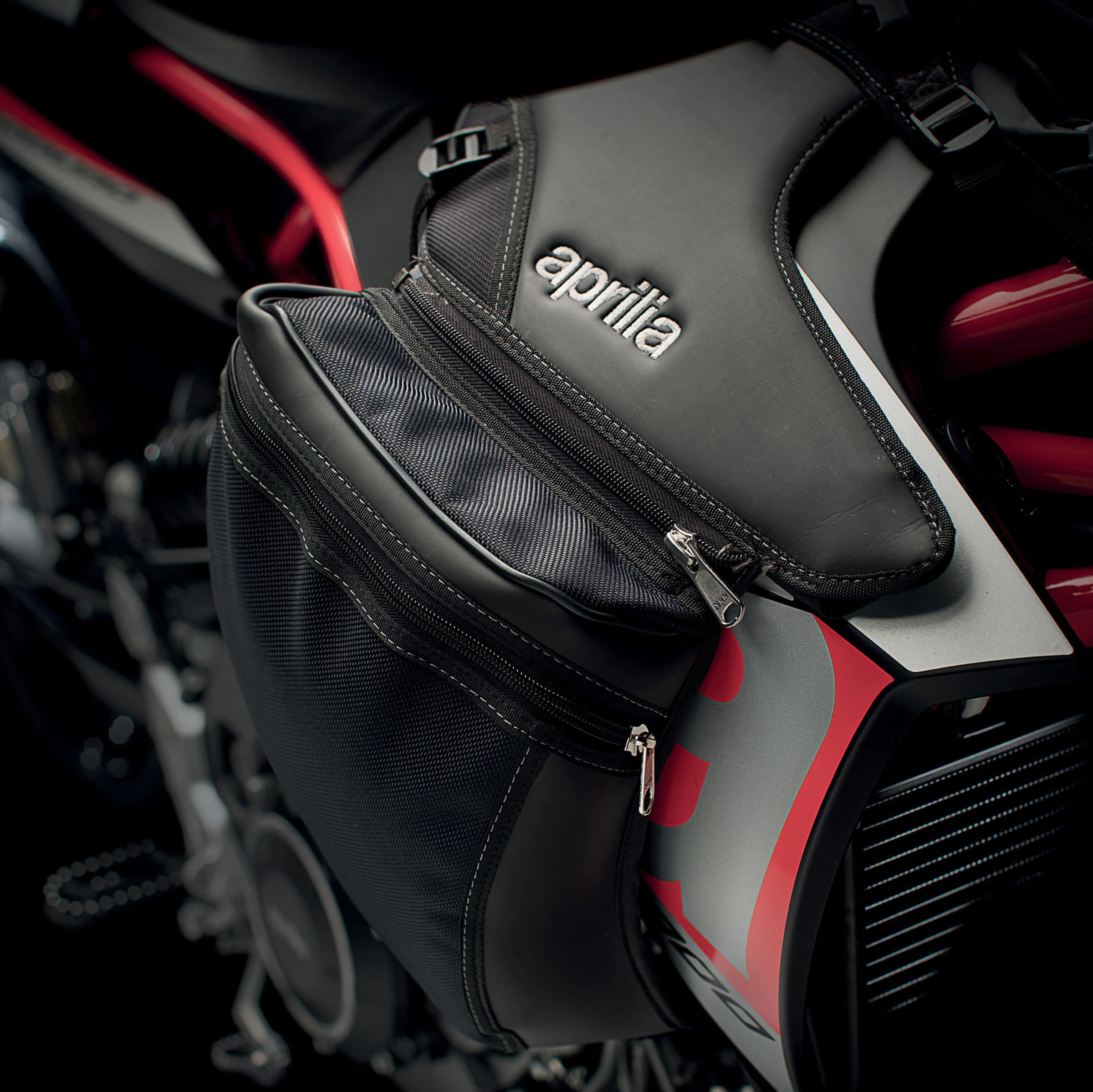 Sacs latéraux originaux pour couvercle de réservoir Aprilia Dorsoduro 750 / 900 / 1200
